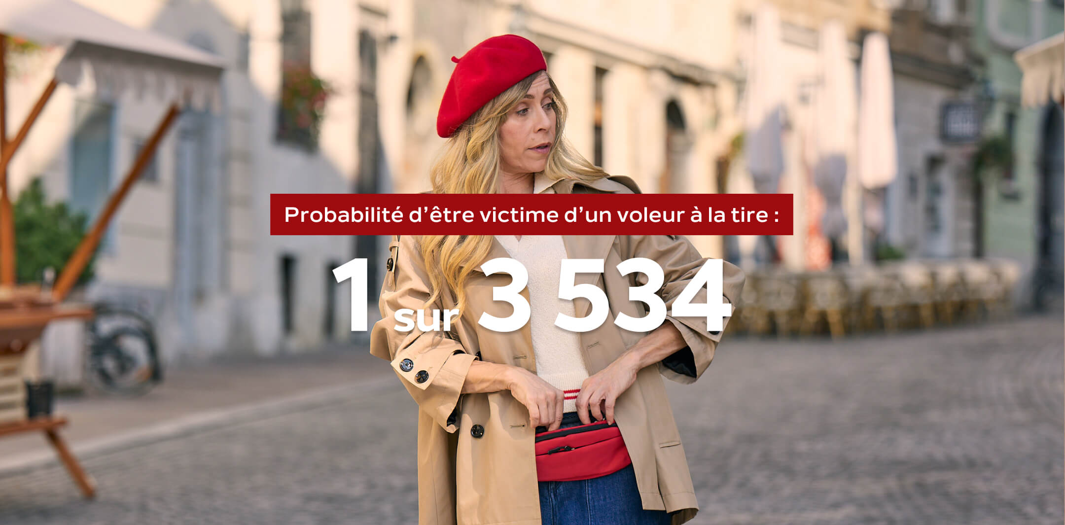 Touriste bien habillée en vacances qui protège ses effets personnels.   